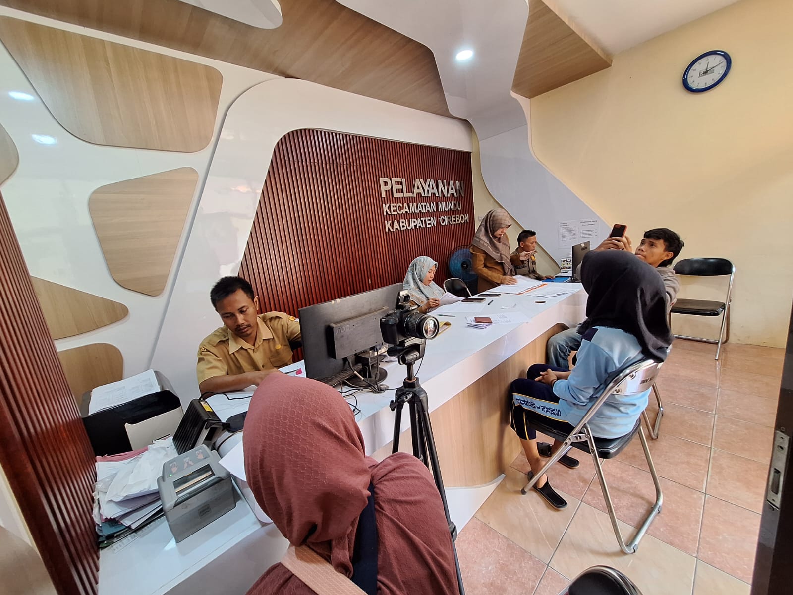 pelayanan-publik-di-kecamatan-mundu-berjalan-lancar-masyarakat-antusias-manfaatkan-layanan-adminduk